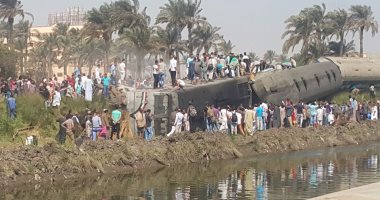 بالفيديو والصور.. أهالى العياط يوثقون حادث خروج قطار عن القضبان
